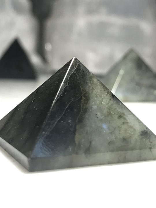 Labradorite Pyramid 25MM